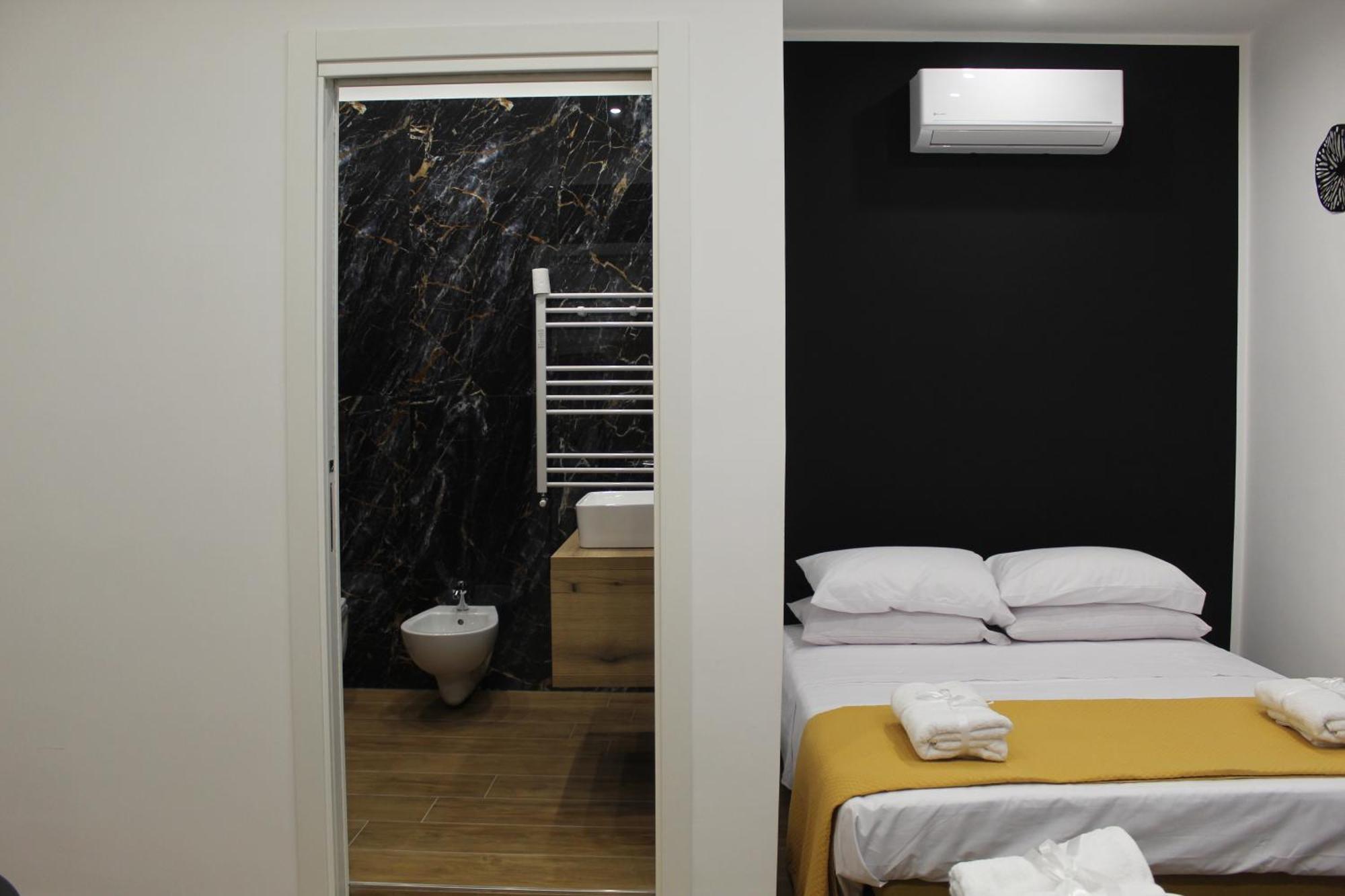 Blackwoody Contemporary Rooms - Napoli Centro Storico Exterior photo